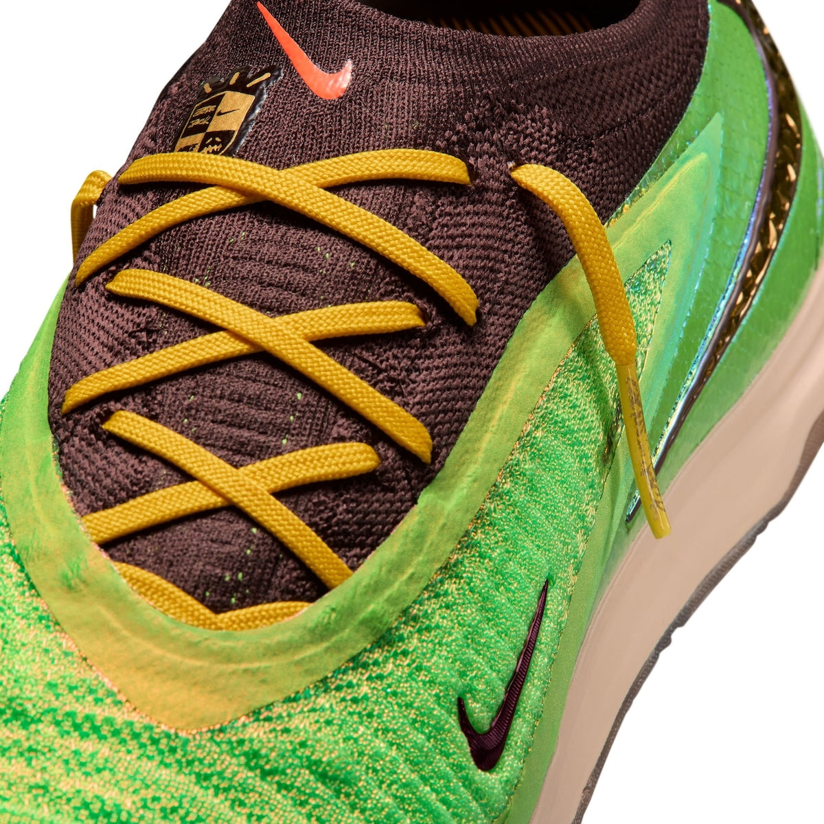 Chuteira Nike Phantom 6 Low Indoor x Cactus Jack — Earth / Metallic Gold — imagem 6