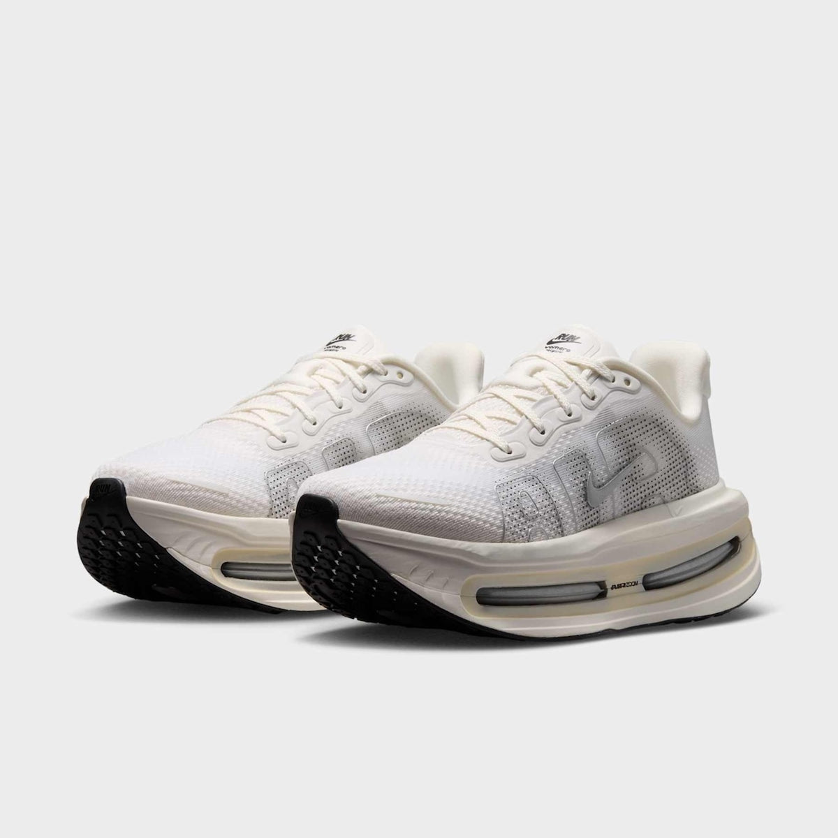 Tênis Nike Vomero Premium ESS Unissex — Branco / Cinza — imagem 6