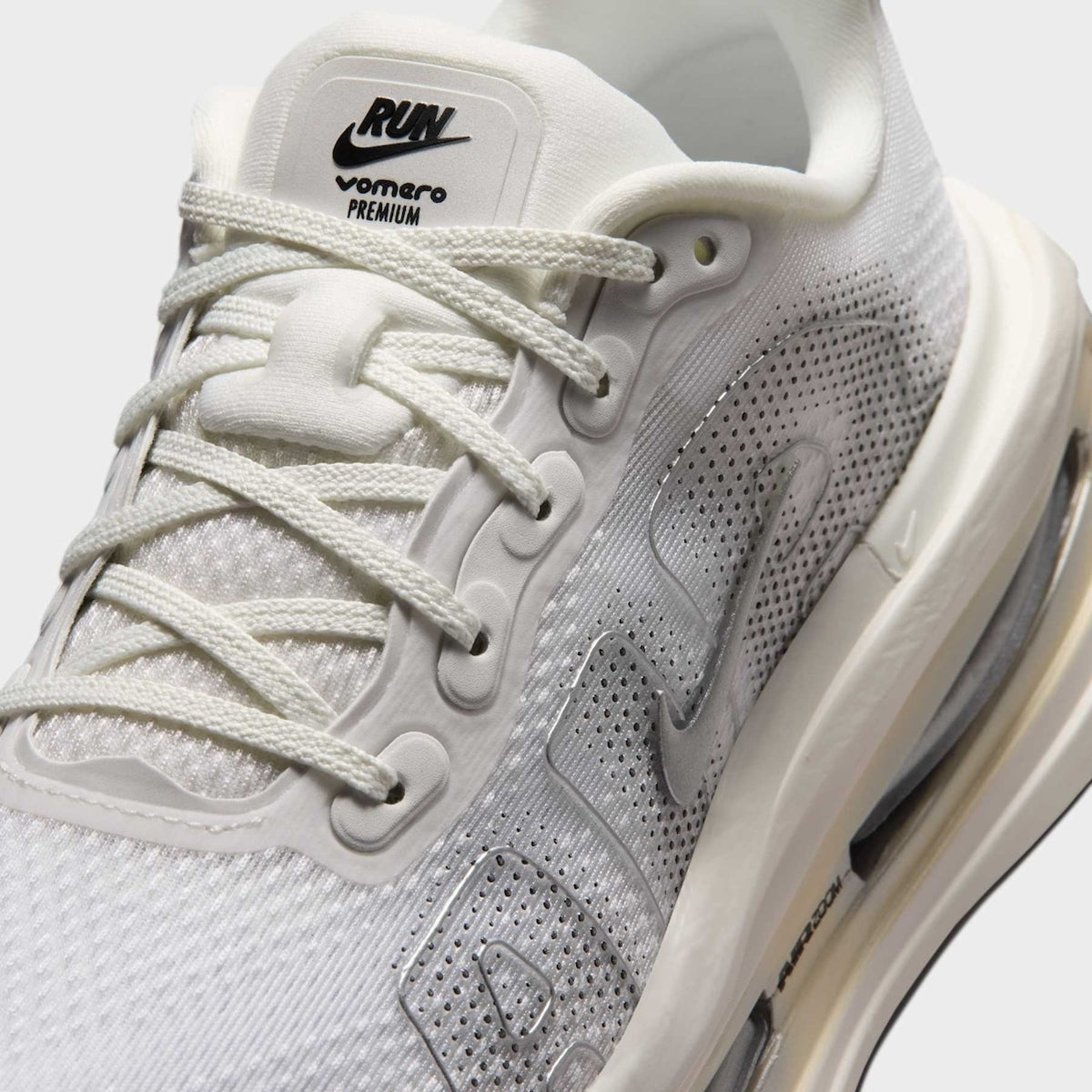 Tênis Nike Vomero Premium ESS Unissex — Branco / Cinza — imagem 7