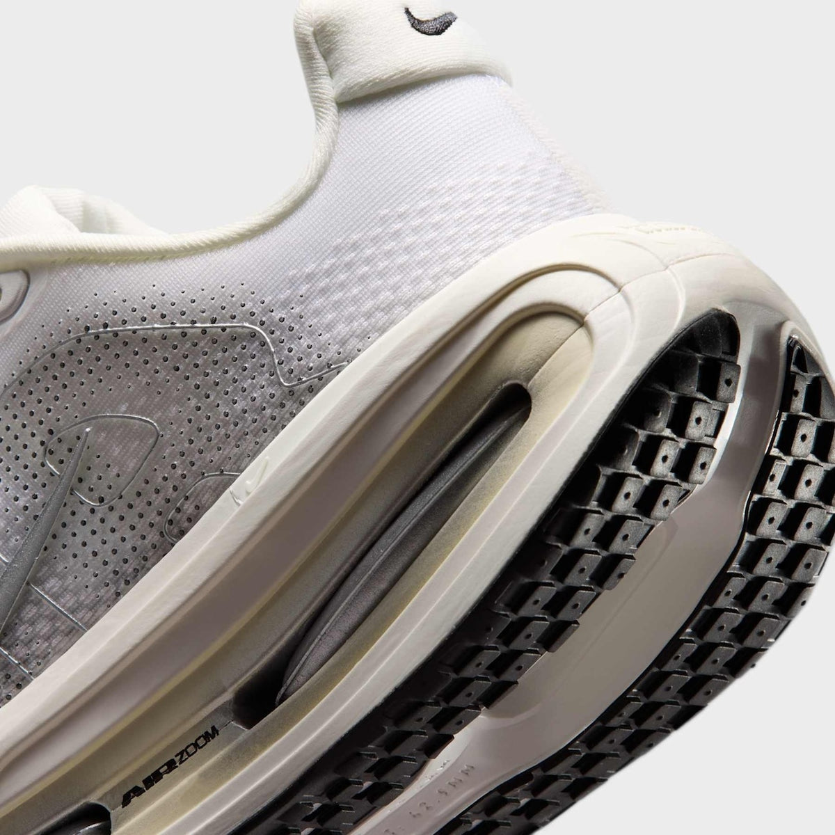 Tênis Nike Vomero Premium ESS Unissex — Branco / Cinza — imagem 8